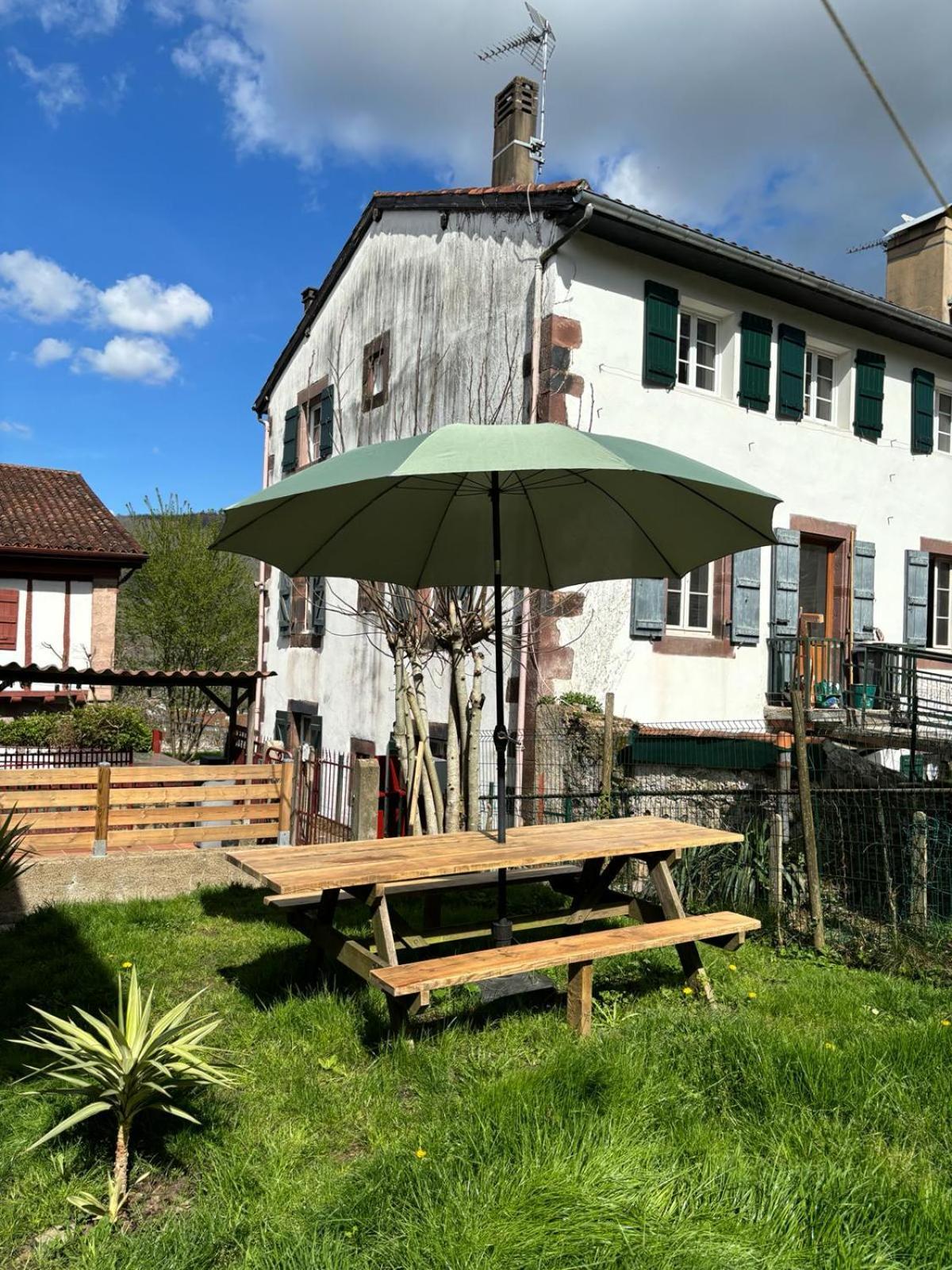 Maison Au Coeur De La Rue Pietonne Saint-Jean-Pied-de-Port Exterior foto